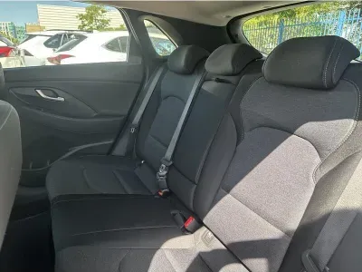 SREBRNY HATCHBACK HYUNDAI I30 z 2023 r., BENZYNA, skrzynia biegów AUTOMATYCZNA 120KM, zdjęcie 10 z 19