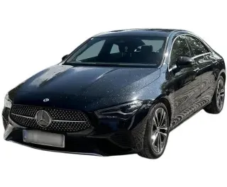 CZARNY SEDAN MERCEDES CLASE CLA z 2023 r., BENZYNA, skrzynia biegów AUTOMATYCZNA 150KM, zdjęcie główne