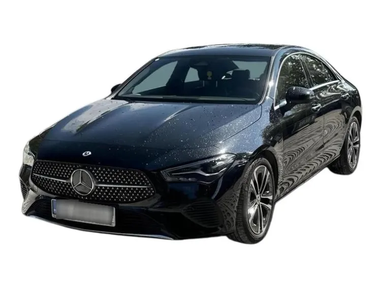CZARNY SEDAN MERCEDES CLASE CLA z 2023 r., BENZYNA, skrzynia biegów AUTOMATYCZNA 150KM, zdjęcie główne
