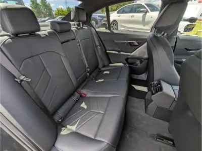 SZARY SEDAN BMW 520I z 2025 r., BENZYNA, skrzynia biegów AUTOMATYCZNA 184KM, zdjęcie 7 z 10