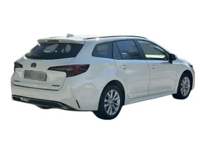 BIAŁY KOMBI TOYOTA COROLLA z 2023 r., HYBRYDA/BENZYNA, skrzynia biegów AUTOMATYCZNA 140KM, zdjęcie 11 z 19