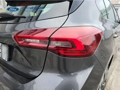 SZARY HATCHBACK FORD FOCUS z 2023 r., HYBRYDA/BENZYNA, skrzynia biegów MANUALNA 92KM, zdjęcie 17 z 29