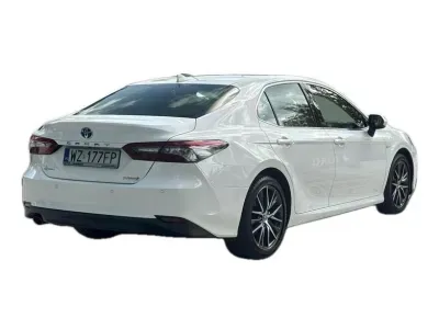 BIAŁY SEDAN TOYOTA CAMRY z 2022 r., HYBRYDA/BENZYNA, skrzynia biegów AUTOMATYCZNA 218KM, zdjęcie 16 z 18