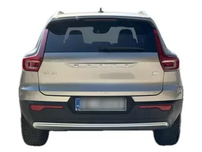 SREBRNY SUV VOLVO XC40 z 2023 r., HYBRYDA/BENZYNA, skrzynia biegów AUTOMATYCZNA 211KM, zdjęcie 12 z 19