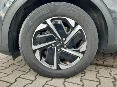 SZARY SUV KIA SPORTAGE z 2023 r., BENZYNA, skrzynia biegów MANUALNA 110KM, zdjęcie 19 z 25