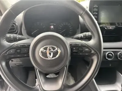 SZARY HATCHBACK TOYOTA YARIS z 2022 r., BENZYNA, skrzynia biegów MANUALNA 125KM, zdjęcie 17 z 19