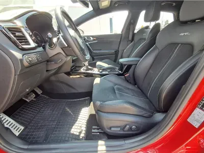 CZERWONY KOMBI KIA PROCEED z 2024 r., BENZYNA, skrzynia biegów AUTOMATYCZNA 140KM, zdjęcie 14 z 18