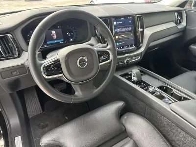CZARNY SUV VOLVO XC60 z 2023 r., BENZYNA, skrzynia biegów AUTOMATYCZNA 197KM, zdjęcie 9 z 17