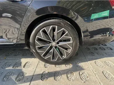 CZARNY KOMBI SKODA SUPERB z 2022 r., DIESEL, skrzynia biegów AUTOMATYCZNA 150KM, zdjęcie 14 z 19