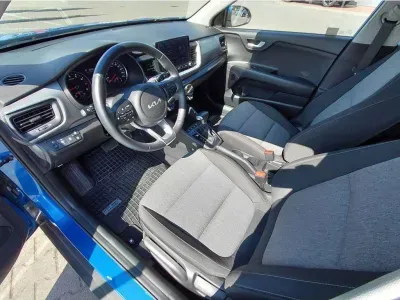 NIEBIESKI SUV KIA STONIC z 2023 r., BENZYNA, skrzynia biegów MANUALNA 75KM, zdjęcie 17 z 24