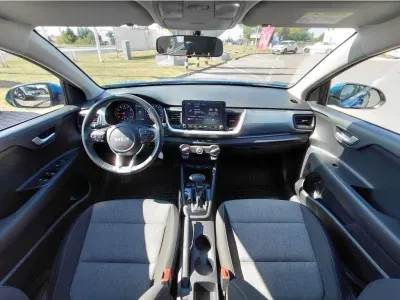 NIEBIESKI SUV KIA STONIC z 2023 r., BENZYNA, skrzynia biegów MANUALNA 75KM, zdjęcie 22 z 24