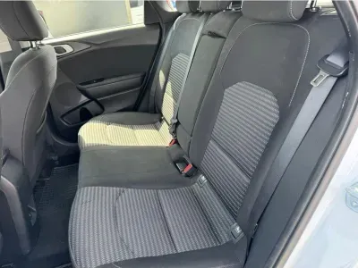 BIAŁY HATCHBACK KIA CEED z 2023 r., BENZYNA, skrzynia biegów AUTOMATYCZNA 118KM, zdjęcie 18 z 19
