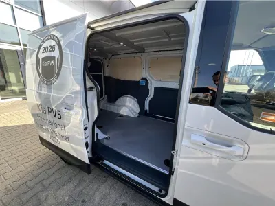 BIAŁY DOSTAWCZY KIA PV5 z 2025 r., ELEKTRYCZNY, skrzynia biegów AUTOMATYCZNA 163KM, zdjęcie 12 z 19
