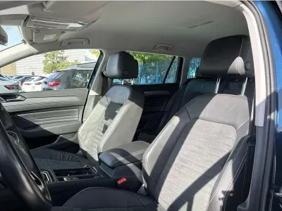 NIEBIESKI KOMBI VOLKSWAGEN PASSAT z 2022 r., BENZYNA, skrzynia biegów AUTOMATYCZNA 150KM, zdjęcie 17 z 19