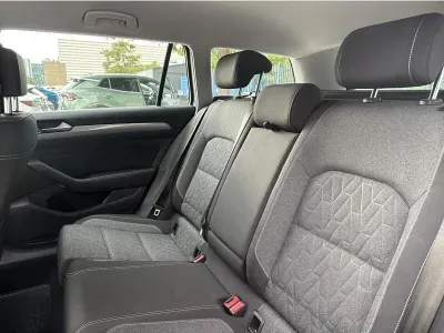 SREBRNY KOMBI VOLKSWAGEN PASSAT z 2023 r., BENZYNA, skrzynia biegów AUTOMATYCZNA 150KM, zdjęcie 10 z 19