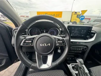 SZARY KOMBI KIA CEED z 2022 r., BENZYNA, skrzynia biegów AUTOMATYCZNA 118KM, zdjęcie 8 z 20