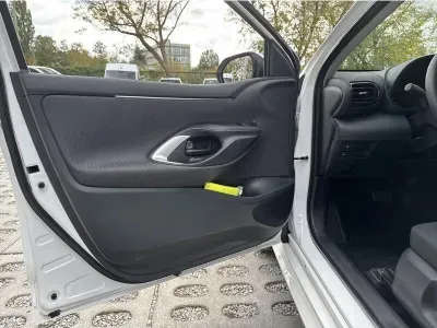 BIAŁY HATCHBACK TOYOTA YARIS z 2024 r., HYBRYDA/BENZYNA, skrzynia biegów AUTOMATYCZNA 116KM, zdjęcie 16 z 17