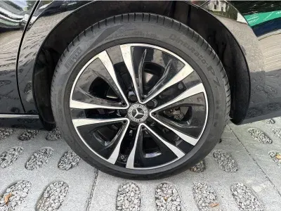 CZARNY SEDAN MERCEDES CLASE CLA z 2023 r., BENZYNA, skrzynia biegów AUTOMATYCZNA 136KM, zdjęcie 4 z 18
