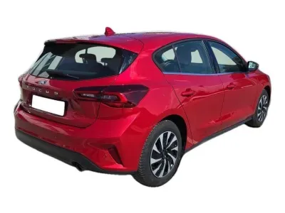 CZERWONY HATCHBACK FORD FOCUS z 2023 r., BENZYNA, skrzynia biegów MANUALNA 92KM, zdjęcie 21 z 27