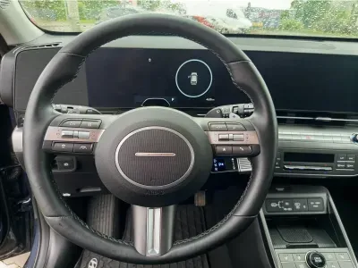 NIEBIESKI SUV HYUNDAI KONA z 2025 r., HYBRYDA/BENZYNA, skrzynia biegów AUTOMATYCZNA 129KM, zdjęcie 3 z 17