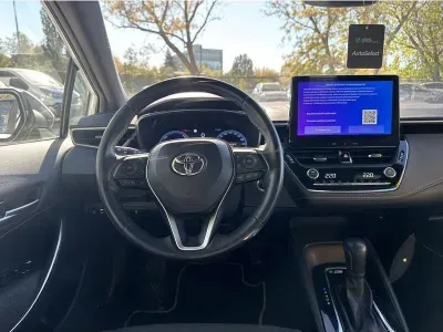 BIAŁY KOMBI TOYOTA COROLLA z 2023 r., HYBRYDA/BENZYNA, skrzynia biegów AUTOMATYCZNA 140KM, zdjęcie 6 z 19