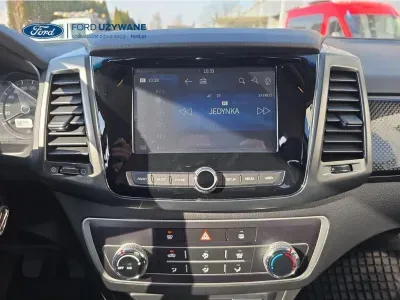 BIAŁY SUV SSANGYONG MUSSO z 2022 r., DIESEL, skrzynia biegów MANUALNA 148KM, zdjęcie 2 z 27