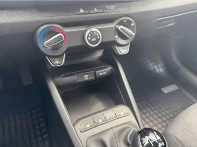 SREBRNY SUV KIA STONIC z 2025 r., BENZYNA, skrzynia biegów MANUALNA 58KM, zdjęcie 16 z 21