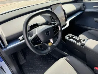 NIEBIESKI SUV VOLVO EX30 z 2024 r., ELEKTRYCZNY, skrzynia biegów AUTOMATYCZNA 200KM, zdjęcie 13 z 18