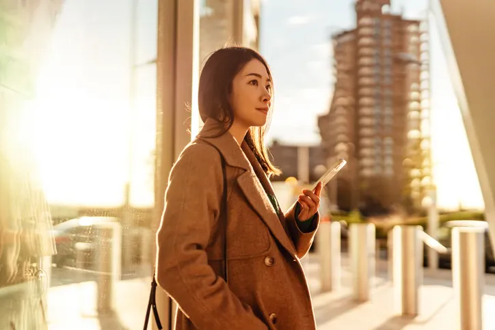 Kobieta zastanawiająca się co z jej umową leasingową