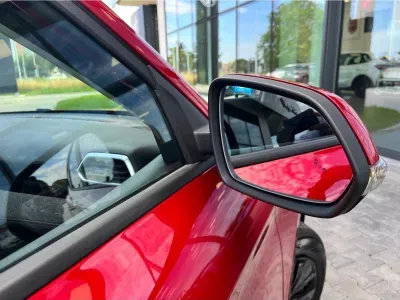 CZERWONY HATCHBACK MG ZS z 2026 r., HYBRYDA/BENZYNA, skrzynia biegów AUTOMATYCZNA 197KM, zdjęcie 4 z 15