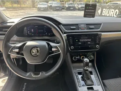 NIEBIESKI HATCHBACK SKODA SUPERB z 2021 r., BENZYNA, skrzynia biegów AUTOMATYCZNA 150KM, zdjęcie 18 z 19