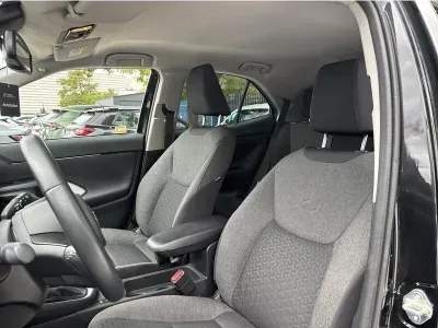 CZARNY SUV TOYOTA YARIS-CROSS z 2022 r., HYBRYDA/BENZYNA, skrzynia biegów AUTOMATYCZNA 116KM, zdjęcie 2 z 19