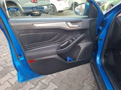 NIEBIESKI HATCHBACK FORD FOCUS z 2023 r., BENZYNA, skrzynia biegów MANUALNA 92KM, zdjęcie 7 z 28