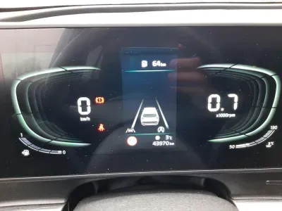 BIAŁY SUV KIA SPORTAGE z 2023 r., BENZYNA, skrzynia biegów MANUALNA 110KM, zdjęcie 20 z 24