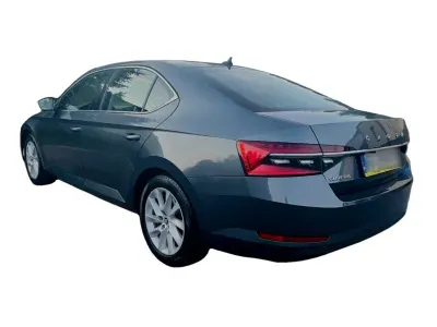 SZARY SEDAN SKODA SUPERB III z 2021 r., BENZYNA, skrzynia biegów AUTOMATYCZNA 150KM, zdjęcie 11 z 15