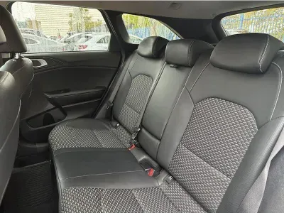 BIAŁY KOMBI KIA CEED z 2023 r., BENZYNA, skrzynia biegów AUTOMATYCZNA 160KM, zdjęcie 3 z 19