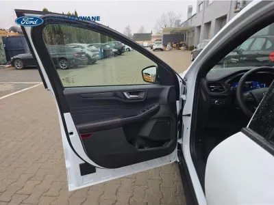BIAŁY SUV FORD KUGA z 2022 r., HYBRYDA/BENZYNA, skrzynia biegów AUTOMATYCZNA 112KM, zdjęcie 6 z 28