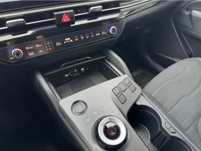 BIAŁY SUV KIA SPORTAGE z 2025 r., BENZYNA, skrzynia biegów AUTOMATYCZNA 110KM, zdjęcie 4 z 23