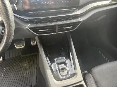BIAŁY KOMBI SKODA OCTAVIA z 2023 r., BENZYNA, skrzynia biegów AUTOMATYCZNA 150KM, zdjęcie 16 z 19