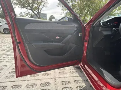 CZERWONY HATCHBACK PEUGEOT 308 z 2023 r., BENZYNA, skrzynia biegów AUTOMATYCZNA 131KM, zdjęcie 7 z 18