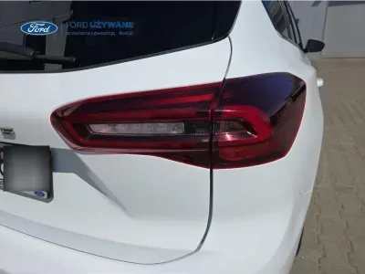 BIAŁY KOMBI FORD FOCUS z 2023 r., DIESEL, skrzynia biegów AUTOMATYCZNA 85KM, zdjęcie 13 z 26