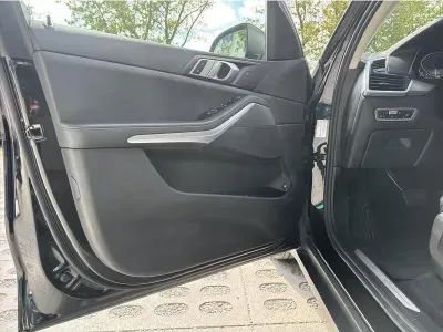 CZARNY SUV BMW X5 z 2022 r., HYBRYDA/BENZYNA, skrzynia biegów AUTOMATYCZNA 394KM, zdjęcie 17 z 19