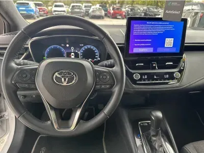 BIAŁY KOMBI TOYOTA COROLLA z 2023 r., HYBRYDA/BENZYNA, skrzynia biegów AUTOMATYCZNA 140KM, zdjęcie 6 z 19