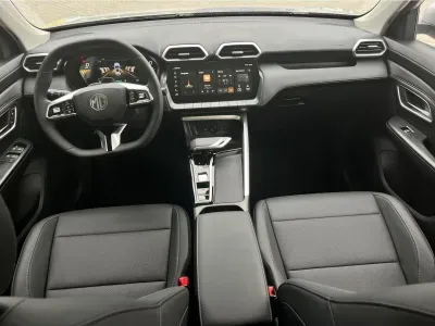 SREBRNY SUV MG ZS z 2026 r., HYBRYDA/BENZYNA, skrzynia biegów AUTOMATYCZNA 197KM, zdjęcie 10 z 15