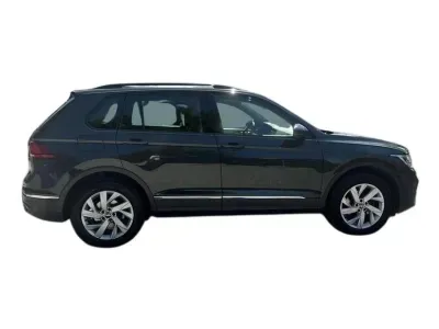 SZARY SUV VOLKSWAGEN TIGUAN z 2022 r., DIESEL, skrzynia biegów AUTOMATYCZNA 150KM, zdjęcie 5 z 19