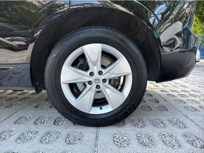 CZARNY SUV VOLVO XC60 z 2022 r., BENZYNA, skrzynia biegów AUTOMATYCZNA 197KM, zdjęcie 7 z 19