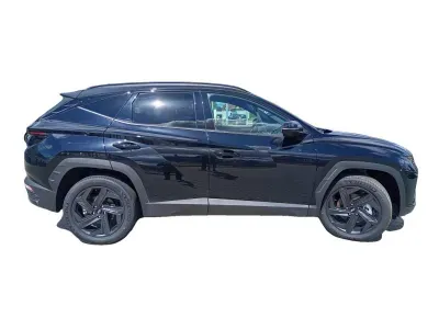 CZARNY SUV HYUNDAI TUCSON z 2024 r., HYBRYDA/BENZYNA, skrzynia biegów AUTOMATYCZNA 230KM, zdjęcie 8 z 8
