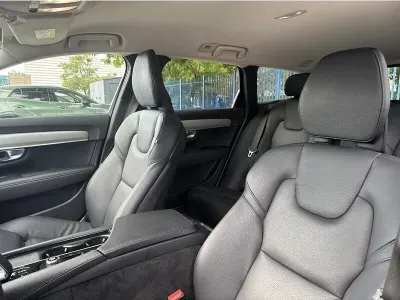 CZARNY KOMBI VOLVO V90 CROSS COUNTRY z 2023 r., DIESEL, skrzynia biegów AUTOMATYCZNA 197KM, zdjęcie 8 z 19