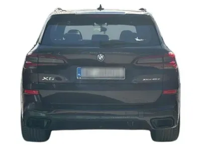 CZERWONY SUV BMW X5 z 2022 r., HYBRYDA/BENZYNA, skrzynia biegów AUTOMATYCZNA 394KM, zdjęcie 2 z 18