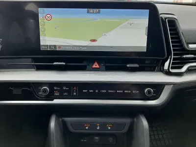 SZARY SUV KIA SPORTAGE z 2023 r., BENZYNA, skrzynia biegów MANUALNA 110KM, zdjęcie 22 z 25